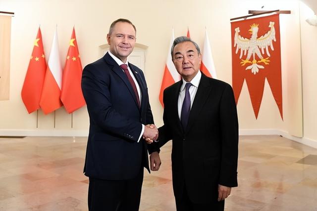 波兰阻挠中欧班列，英国强行介入，不到1天，中俄直接亮出杀手锏