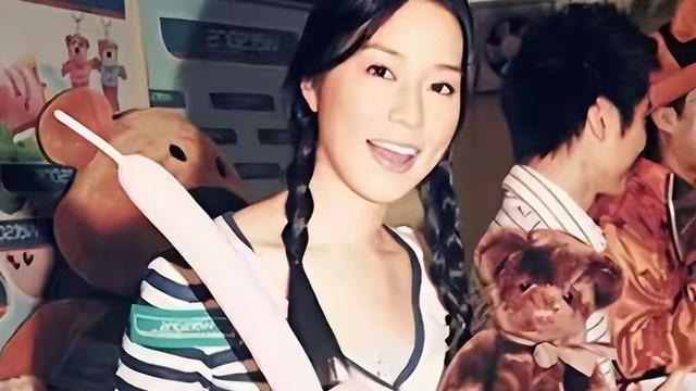 她14岁已是“人间尤物”， 被首富看中花10亿娶回家， 8年生了四胎