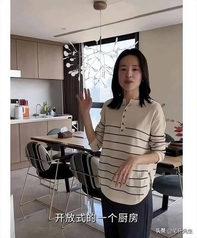 董洁独居北京日常曝光，无保姆亲自带娃，豪宅里藏着烟火气