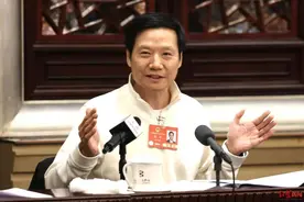 冲上热搜！雷军回应“国庆7天AI雷军骂了8天”图片