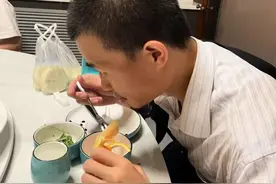 韦东奕也懂人情世故，堂姐带孩子来北大，韦神早上送来8个大肉包图片