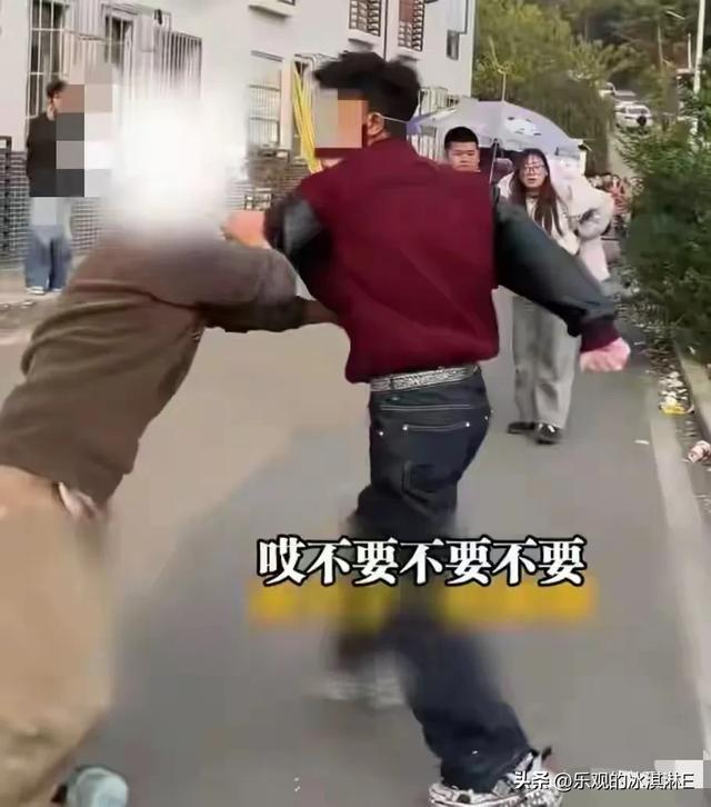 反转打脸！掀大学生摊位男子身份扒光，理由荒唐，结局大快人心！