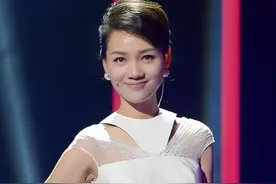 美女主持人周群：嫁圈外丈夫，婚后生下3个娃，50岁风采依旧图片