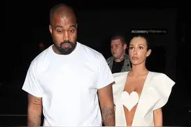 坎耶给妻子穿深V裙出街，被指抄袭卡戴珊，裙子太短只能拽着走路图片