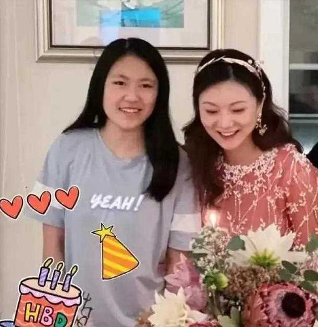 恩爱25年，75岁的张艺谋已老态尽显，比他小31岁的陈婷仍如花似玉