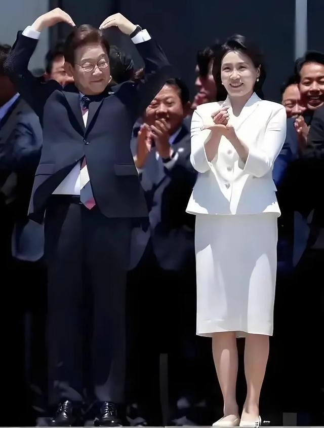韩国总统夫人真不是一般人！端庄优雅气质超群，打破历史记录了