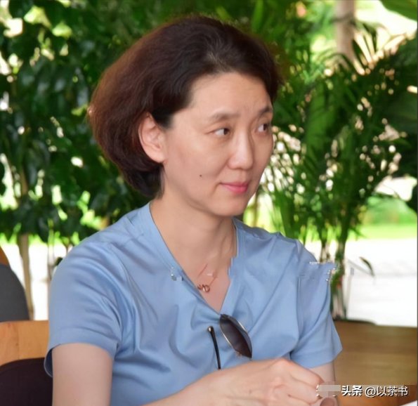 李修平近况：身材高挑资深美，结婚20年无儿女，专注事业不内耗