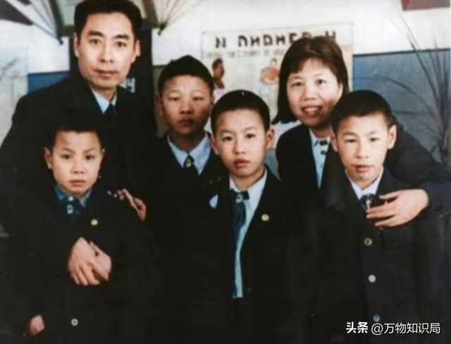 老照片：周总理当众跳起来，为邓大姐摘苹果，浪漫温馨少年气十足