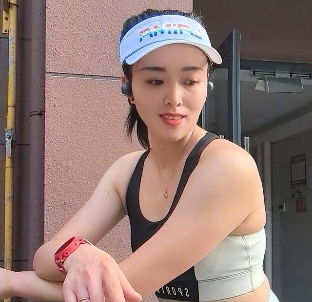 贵州跑圈“女神	”李绍艳去世，年仅30岁，多次在马路上逆行摆拍