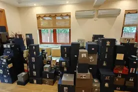 独居老人豪掷900万收上千件古玩，女儿回国一看慌了！暗中送检鉴定竟全是假的图片