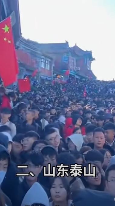 躲床上看今年国庆人挤人