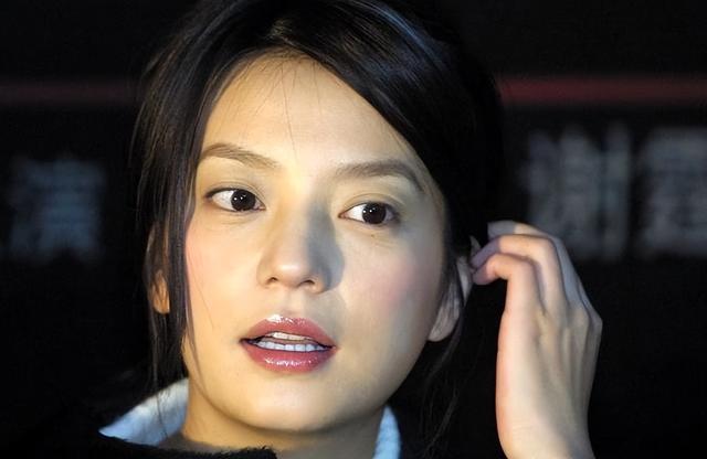 拔出萝卜带出泥！49岁赵薇近况被曝，原来圈内封杀只是冰山一角