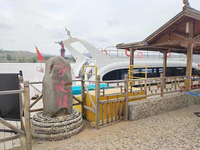 沙坡头：黄河与腾格里沙漠握手