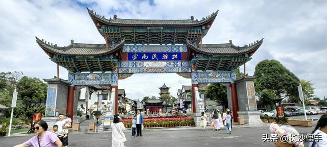 柴米油盐调味诗与远方，抚仙湖那一抹红