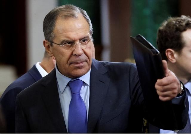 历史开了个玩笑：第一个倒下的不是乌克兰	，而是百年中立的瑞士？