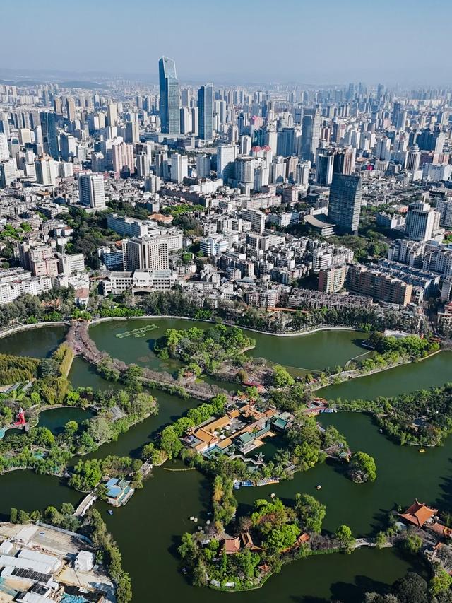 贵阳和昆明，哪个城市更适合夏天避暑？