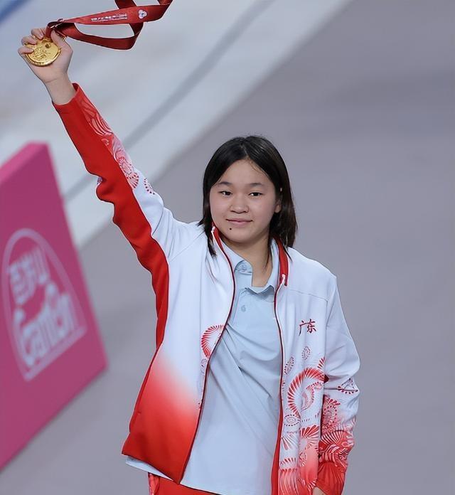 全红婵归队了！她变化真大，身材高挑颜值抢眼	，留了长发气场强大