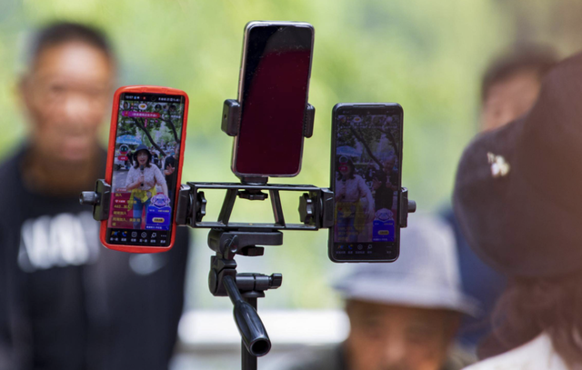 花光养老金，家人管不了！2000亿打赏市场，中老年人竟成主力