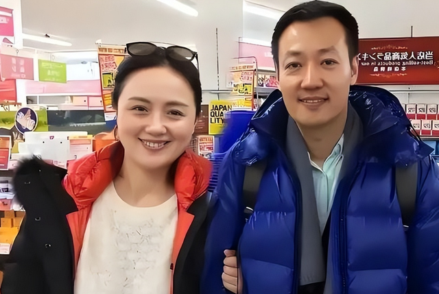 辛柏青消失五个月现身一个举动败坏好感，身边长发美女引人热议