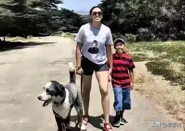 郎平女儿白浪在美国 和弟弟白帝同行 姐弟俩笑容灿烂 举止温柔很可爱