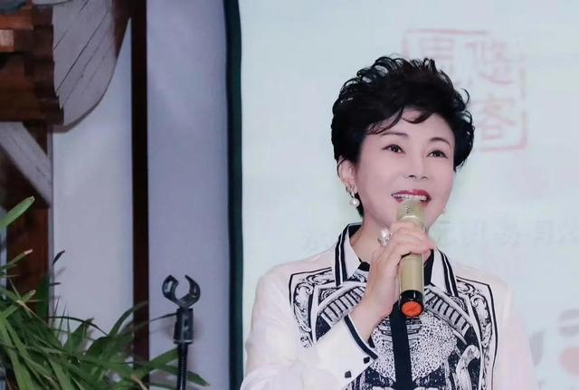 她曾与赵忠祥齐名，连登3届春晚，遭领导排挤，64岁没谈过恋爱