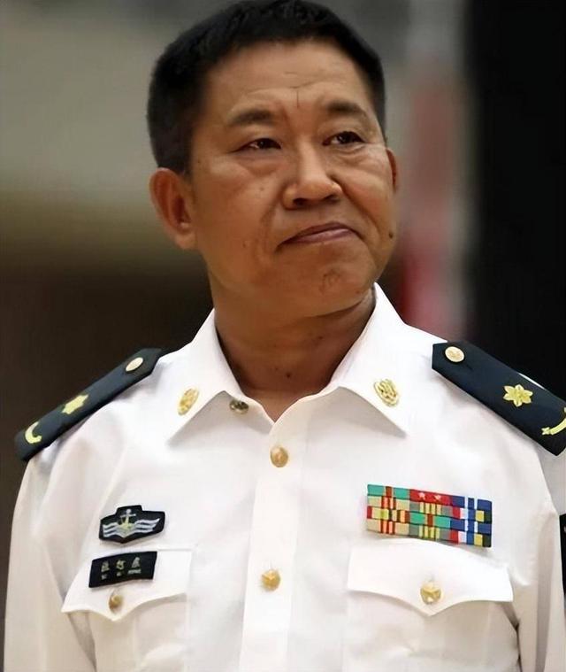 他因嘴歪演了半辈子坏人，令人想不到的是，他女儿是我们熟悉的她