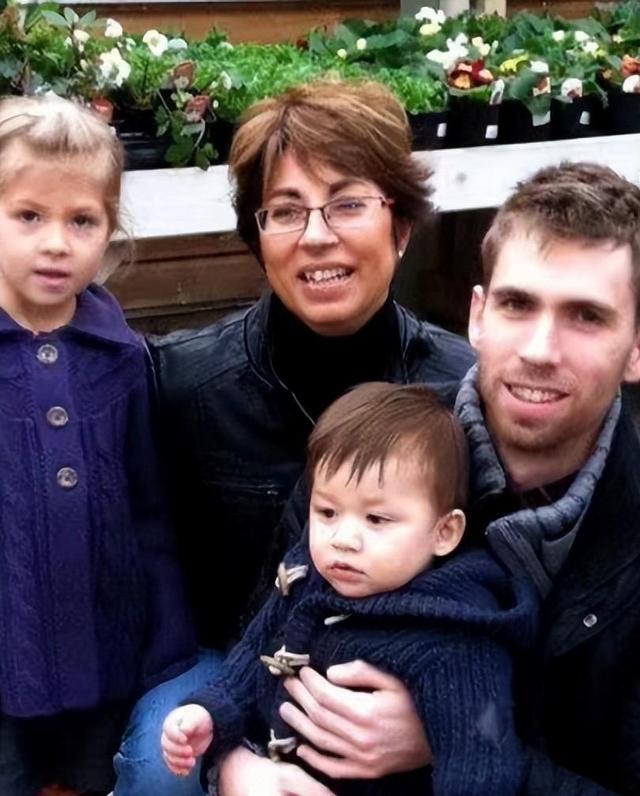 湖北打工妹嫁给英国高管，生下2个混血宝宝，婚后8年持刀捅死丈夫