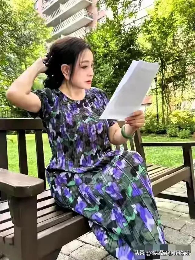 75岁刘晓庆出门散步 穿着打扮很时尚 时髦感赶上00后了 还状态满满