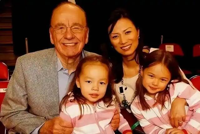 邓文迪当年死皮赖脸生下两个女儿，如今成了94岁默多克遗产受益人