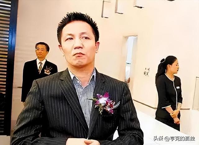 入狱住单间、嫌热装空调，狱中住16年狂赚30亿，他为何如此豪横？