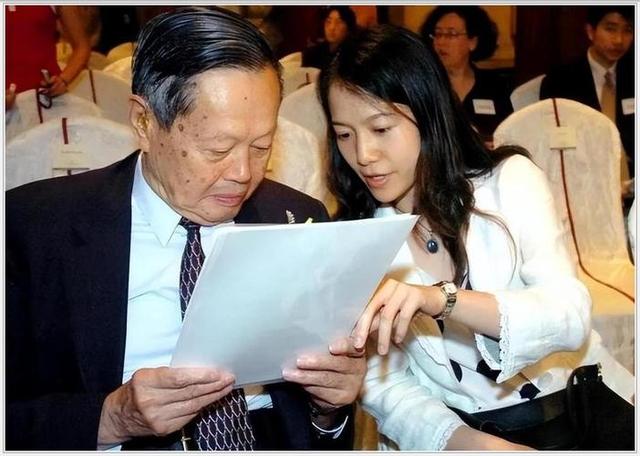 杨振宁追悼会确定	，生前状态曝光，意外摔跤住院，翁帆或早有预料