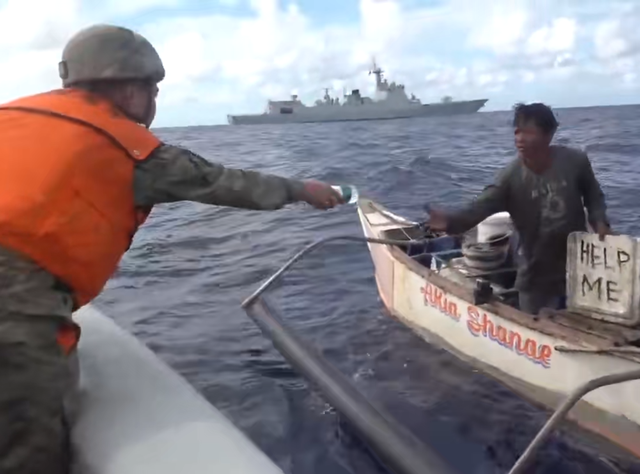 菲律宾渔民遇险，中国海军送水送食物，菲海警却恩将仇报