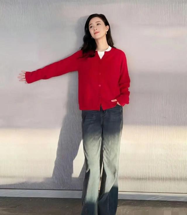 蒋欣的瘦身效果也太惊人了！肉眼可见瘦了超多，身形紧致又利落！