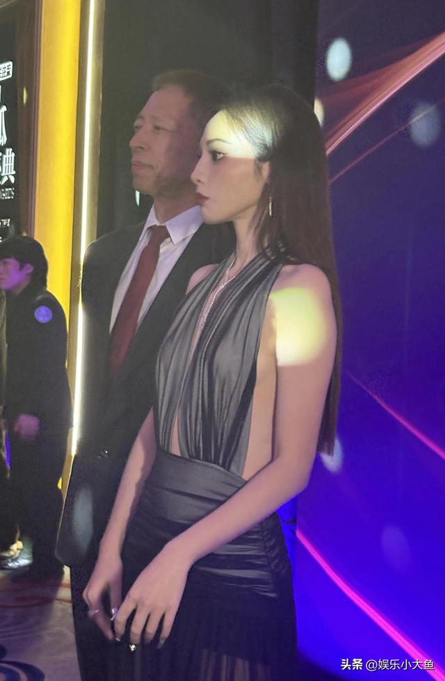 彭小苒出席搜狐时尚盛典活动	，穿挂脖深v露背纱裙走红毯性感妩媚