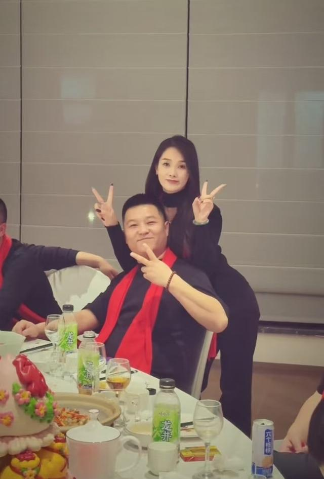 男子感叹老婆长得美，结婚10年依旧心动，网友：爱妻者风生水起