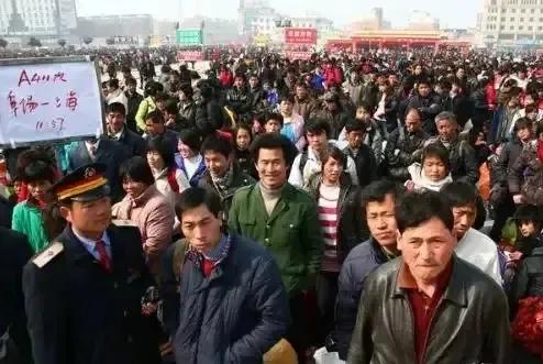 现在好多工厂疯狂搞“机器换人”，可麻烦接二连三的来了！