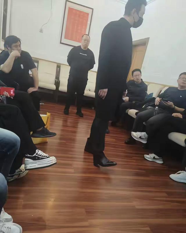 唐嫣送公公骨灰上车！罗晋捧遗像，亲友透露：唐嫣一直搀扶着罗晋