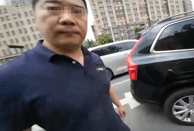 男子别停摩托车后续：前同事曝光更多黑料，底裤被扒，平时就嚣张