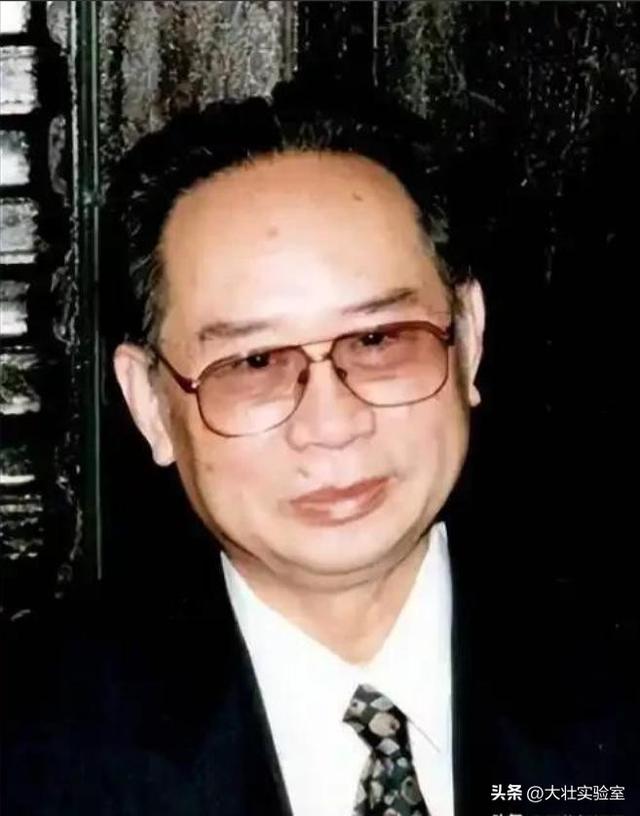 李鹏总理儿媳罕见留影，五官端正长相大气，爷爷功勋卓著比肩元帅