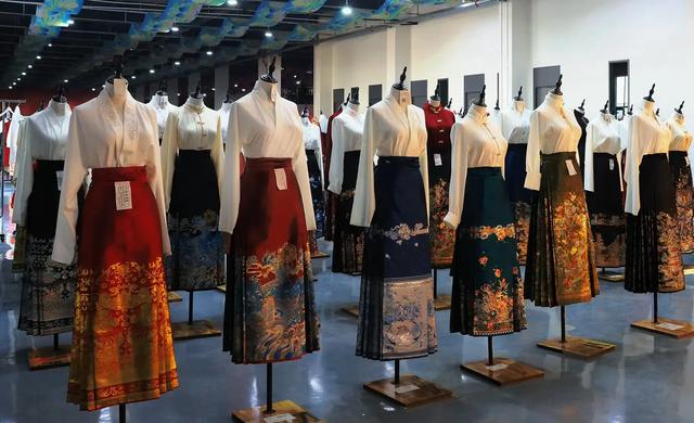 12 年汉服老店一夜关门，双十一前为何提前出局？