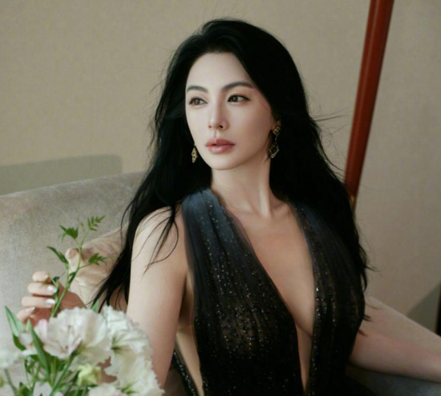 不到72小时4大瓜，代孕出轨、代言暴雷	、欠税，郭晶晶也“遭殃	”