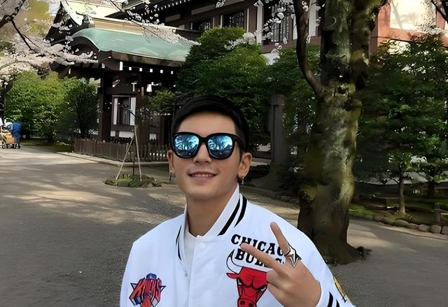 落毛的凤凰不如鸡？前途尽毁	、家也散了，但好在赵薇还有一个靠山