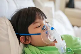 孩子身上老起荨麻疹，每次痒的使劲抓挠，有没有好办法防治？图片