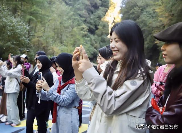国庆假期第二天，官鹅沟迎来旅游高峰