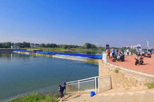 邢台华庄泉景区，众多市民专程来此取水，成为千年泉城的独特一景