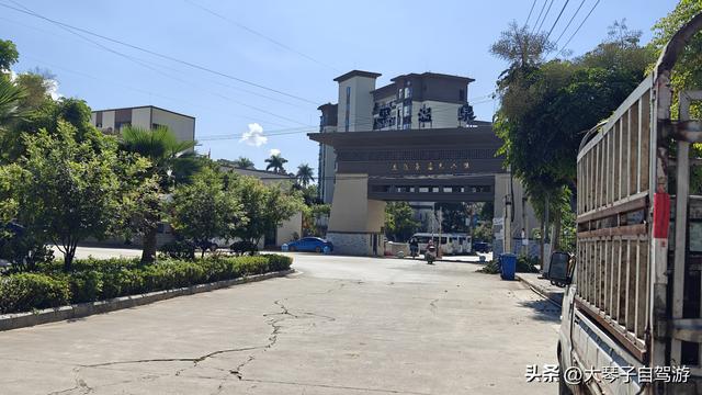 云南柯街温泉免费泡脚，15元吃撑，天南地北的人来了就不想走！