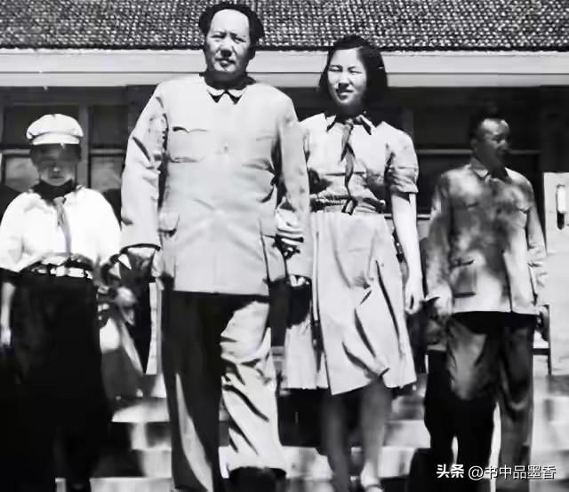 这是85岁的李讷近照，注意看她的坐姿，终于知道她为何没去纪念堂