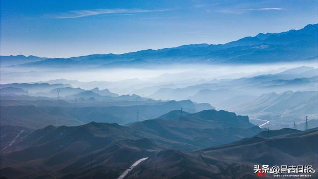 视觉·昌吉 | 日出丹霞绘秋韵 薄雾青峦织画屏