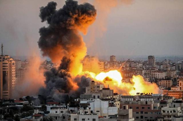 特朗普已连炸7国，美防长逼中国往后退	，102架次美军机分批进南海