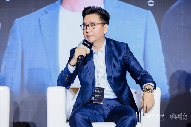 2000+人次 70余位大咖辩AI下半场，2025甲子引力年终盛典圆满落幕